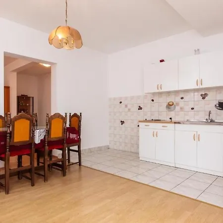 Knez - 100 M From Beach Podstrana